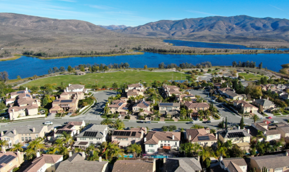 upper-middle-class-neighborhood-with-lakeside-housing